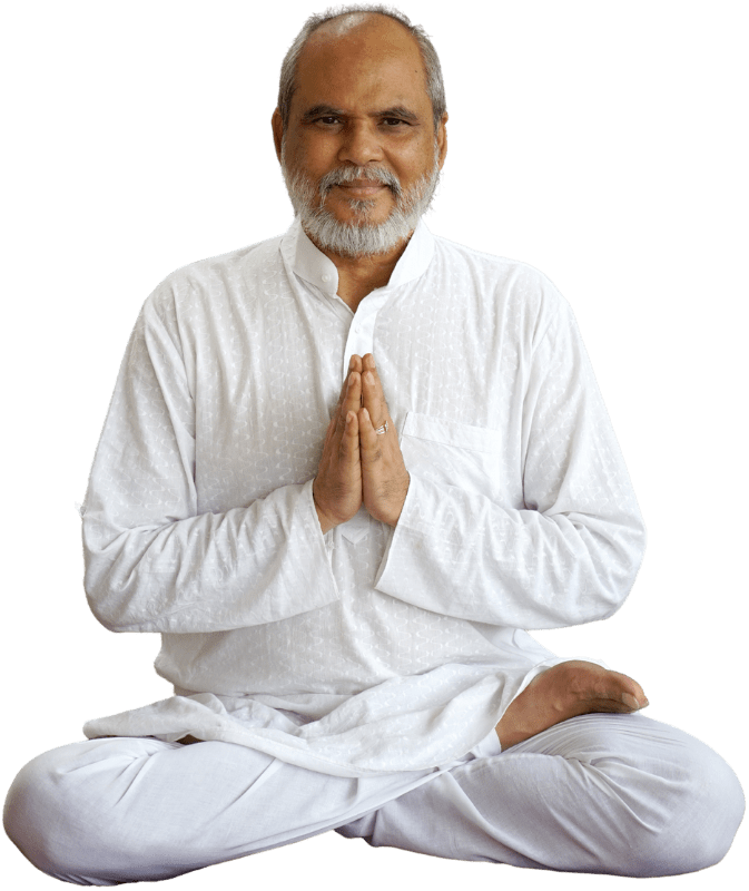 Guru Bhaneshwaranand sitzend im weißen Gewand, Namaste-Geste – Gurudham Yoga- & Meditationszentrum Deutschland