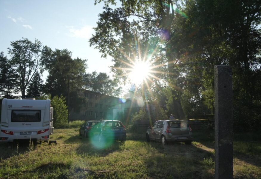 Bauwagen-Stellplatz im Ashram Gurudham – ruhiger Platz in der Natur mit Strom sowie Küche und Sanitär im Haupthaus
