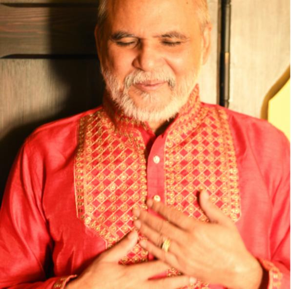 Guruji mit den Händen vor dem Herzen – er begleitet die gesamten 16 Tage des Navaratri im Gurudham Zentrum